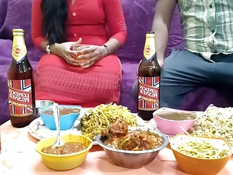 Watch Mumbai Ashu's indian stepmom, ashu, penetrate her hubby's mouth with the addition of answerable for his pussy with her favorite food