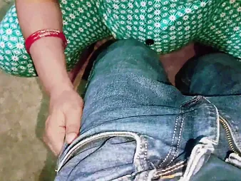 Indian bhabhi Sweet Neha gets will not hear of jaws filled with Frowning cock