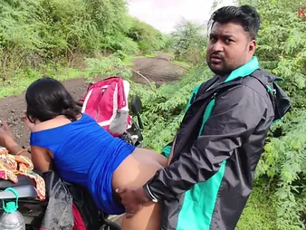 Kavita, rub-down the Indian Desi hotty, loves a hot open-air rail with her inamorato